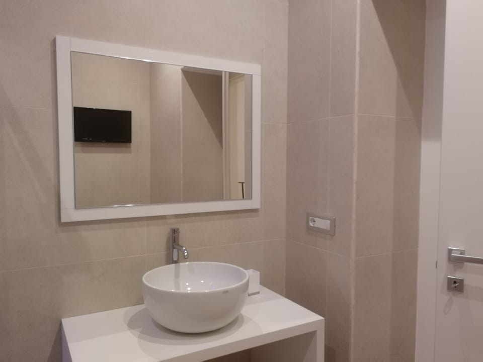 Bathtub, bidet, towels