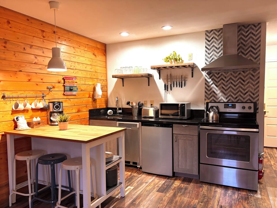 Kitchenette w/ full range, mini fridge, dishwasher and seating for 3
