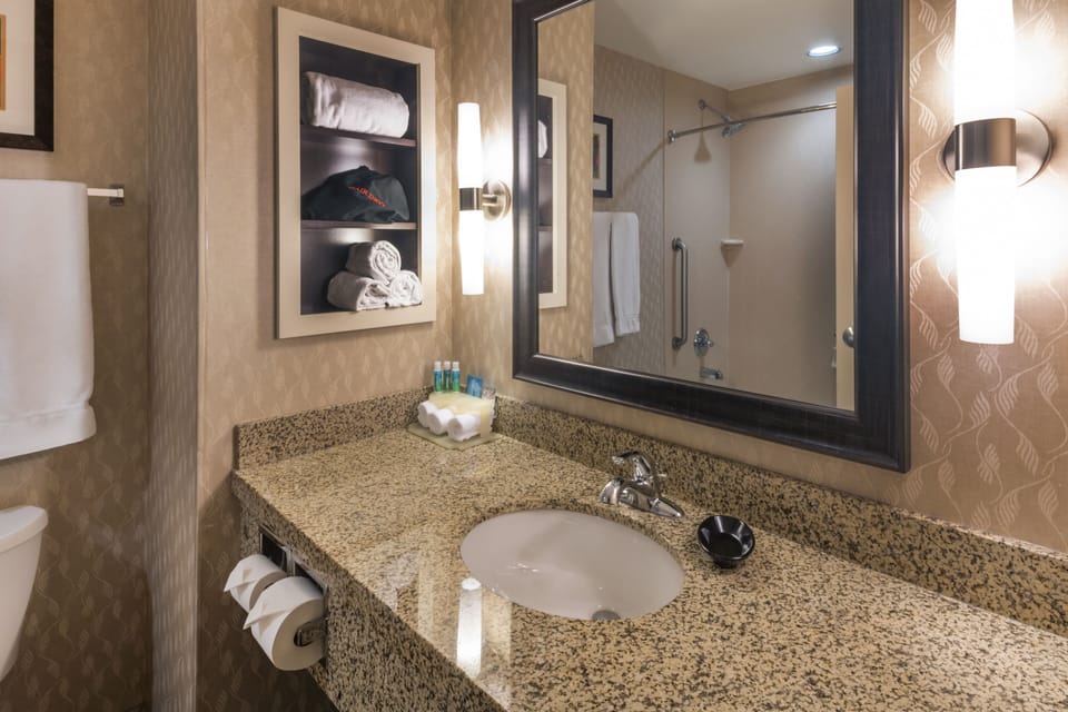 Combined shower/tub, hair dryer, towels