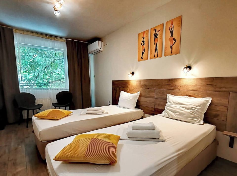 Standard Twin Room | Desk, iron/ironing board, free WiFi, bed sheets