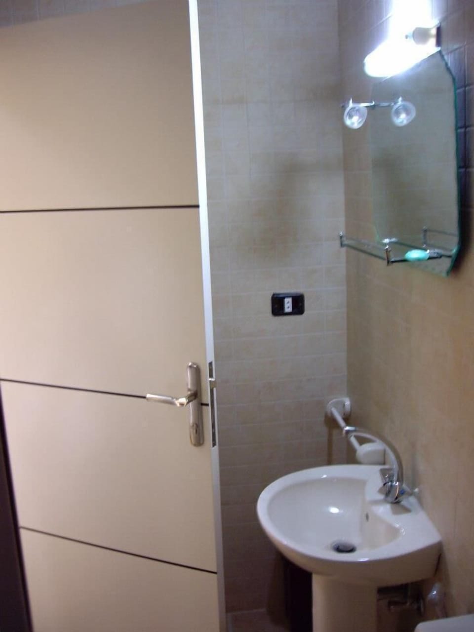 Standard Twin Room | Bathroom | Shower, free toiletries, towels
