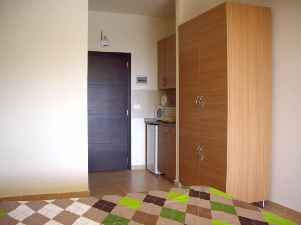 Standard Twin Room | Private kitchen | Fridge, microwave, electric kettle, cookware/dishes/utensils