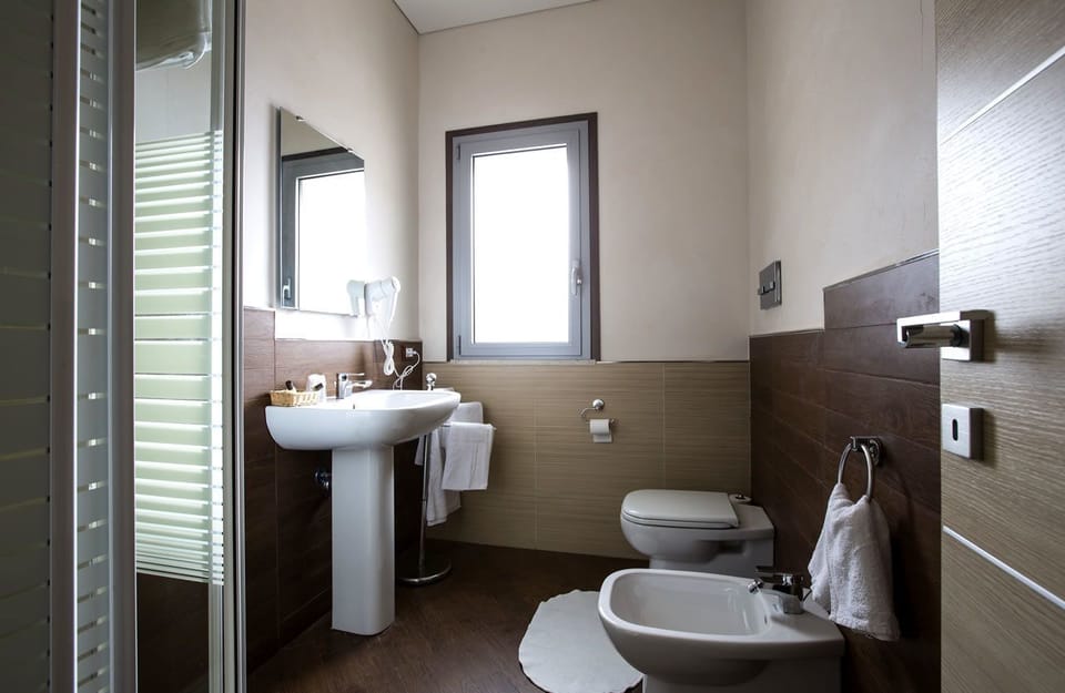 Double Room | Bathroom | Shower, free toiletries, hair dryer, bidet