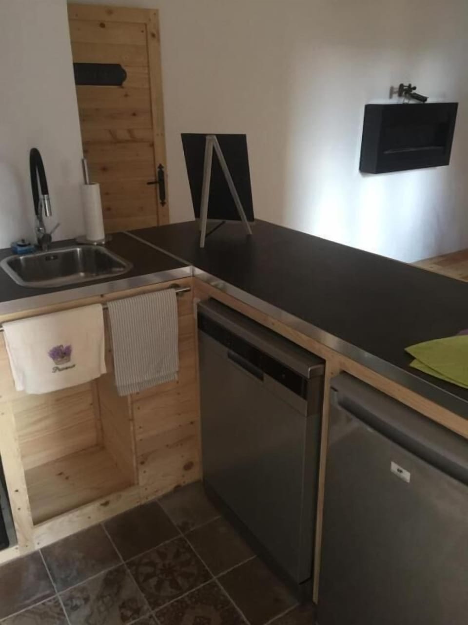 Shared fridge, stovetop, coffee/tea maker, electric kettle