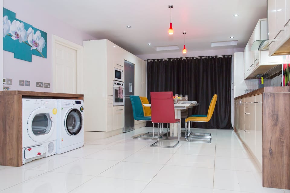 Family House | Private kitchen | Microwave, electric kettle, cookware/dishes/utensils