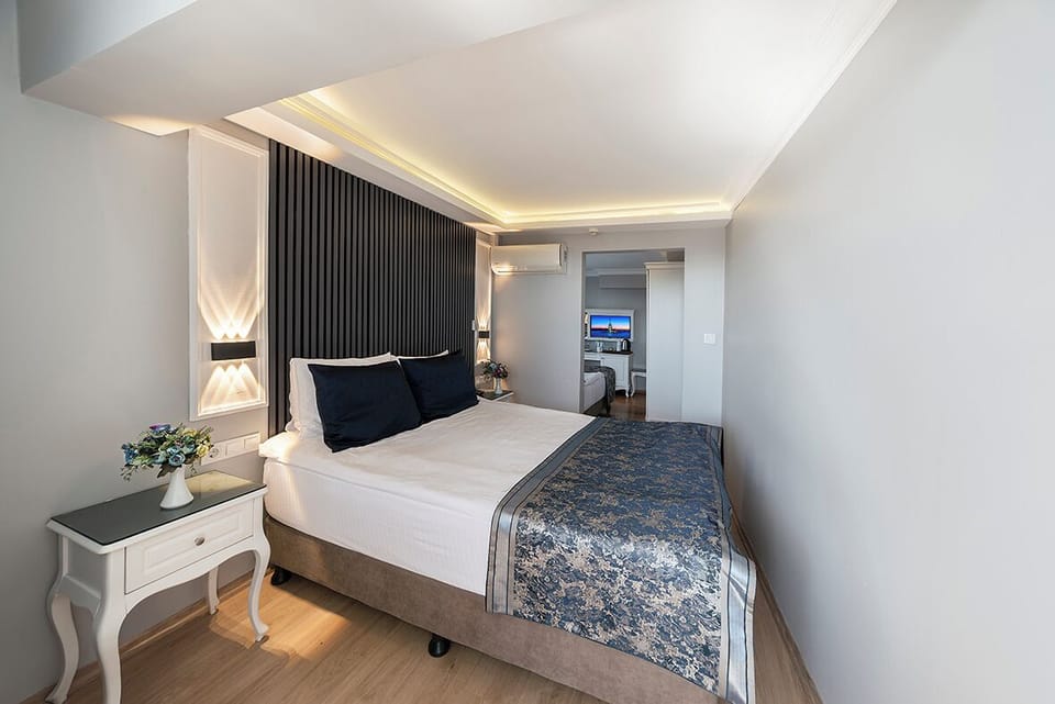 Family Room, City View | Premium bedding, minibar, in-room safe, laptop workspace