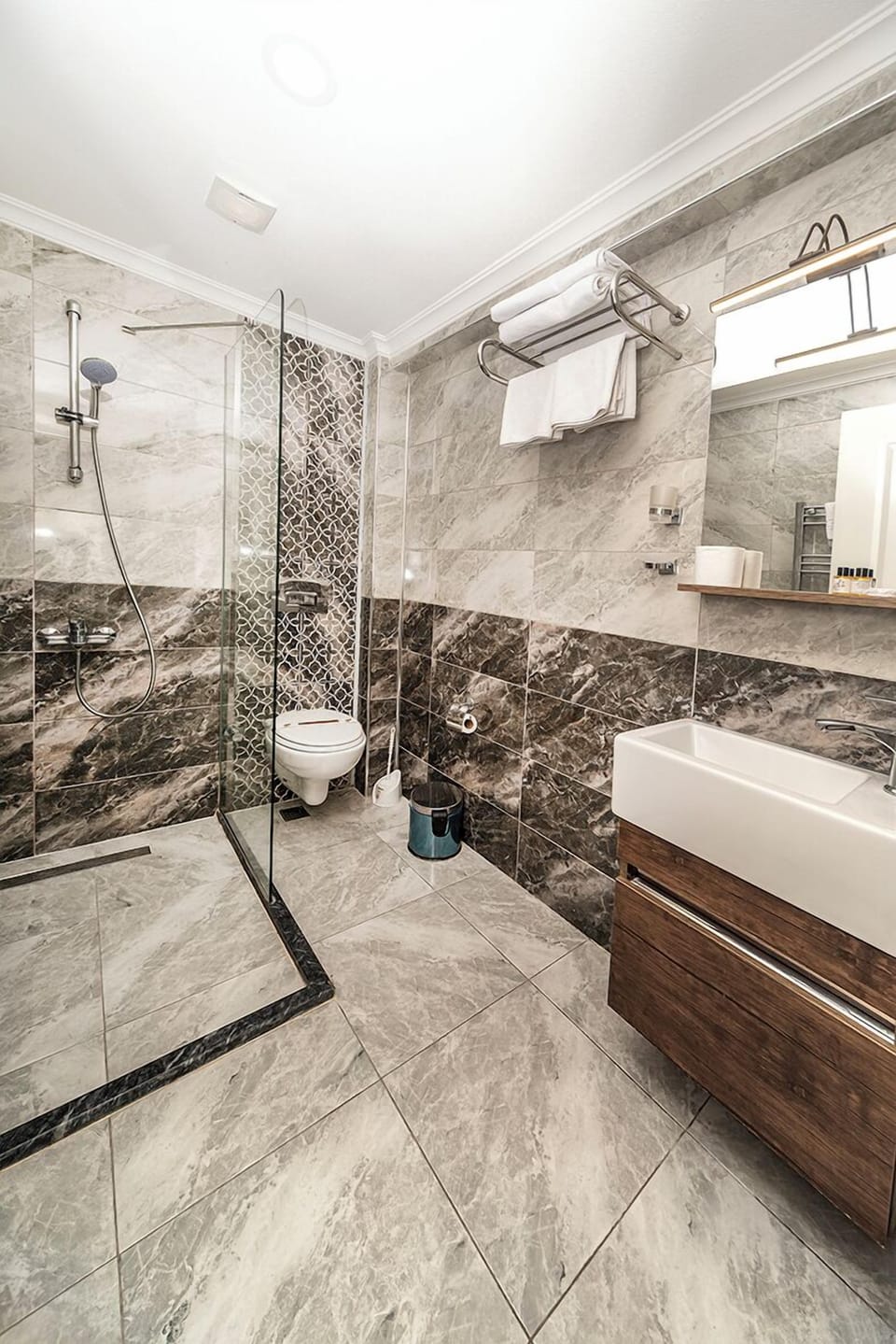 Economy Triple Room, Courtyard View | Bathroom | Shower, rainfall showerhead, free toiletries, hair dryer