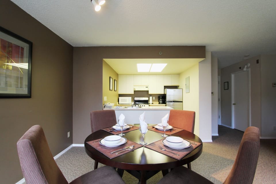 Standard Condo, 1 Bedroom, Ground Floor | In-room dining