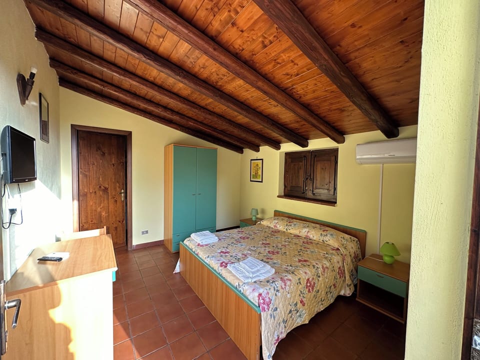 Desk, iron/ironing board, bed sheets, wheelchair access
