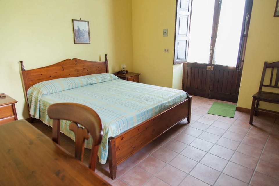 Desk, iron/ironing board, bed sheets, wheelchair access