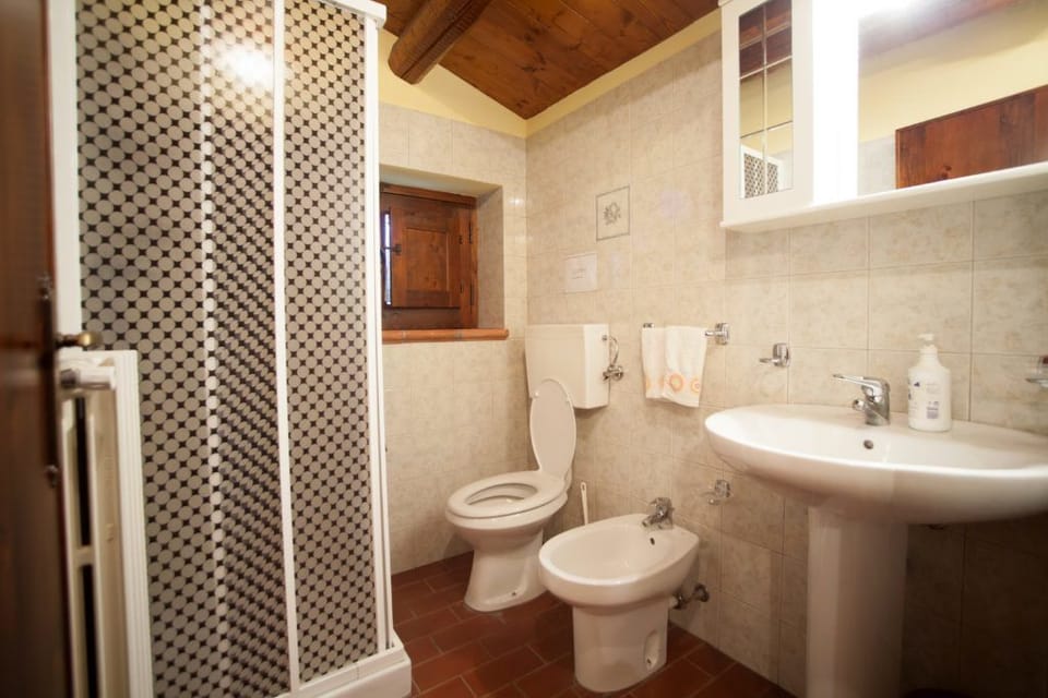 Double Room, 1 Bedroom | Bathroom | Shower, bidet, towels