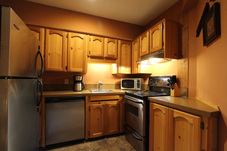 Standard Loft, 2 Bathrooms, Courtyard View | Private kitchen | Full-size fridge, microwave, oven, stovetop