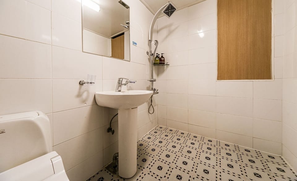 Twin Room | Bathroom | Shower, free toiletries, bathrobes, towels
