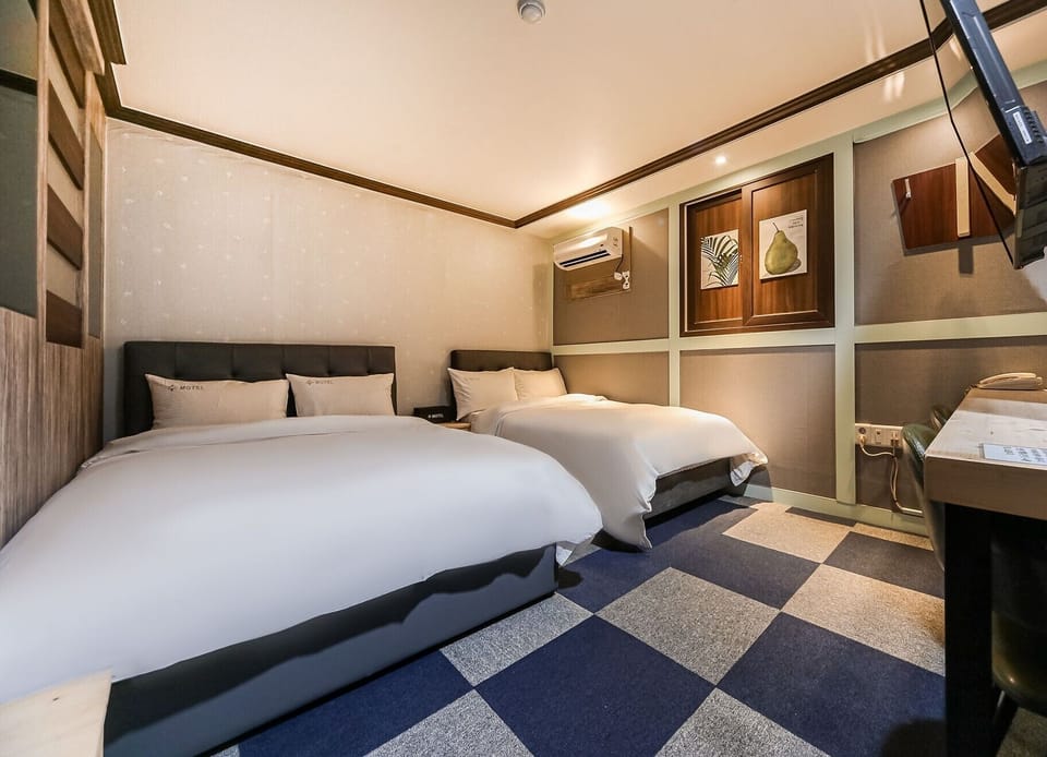 Twin Room | Desk, free WiFi