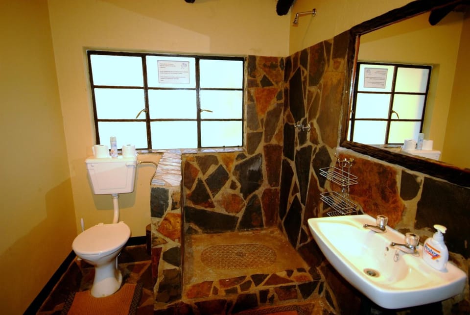 Shower, rainfall showerhead, free toiletries, towels