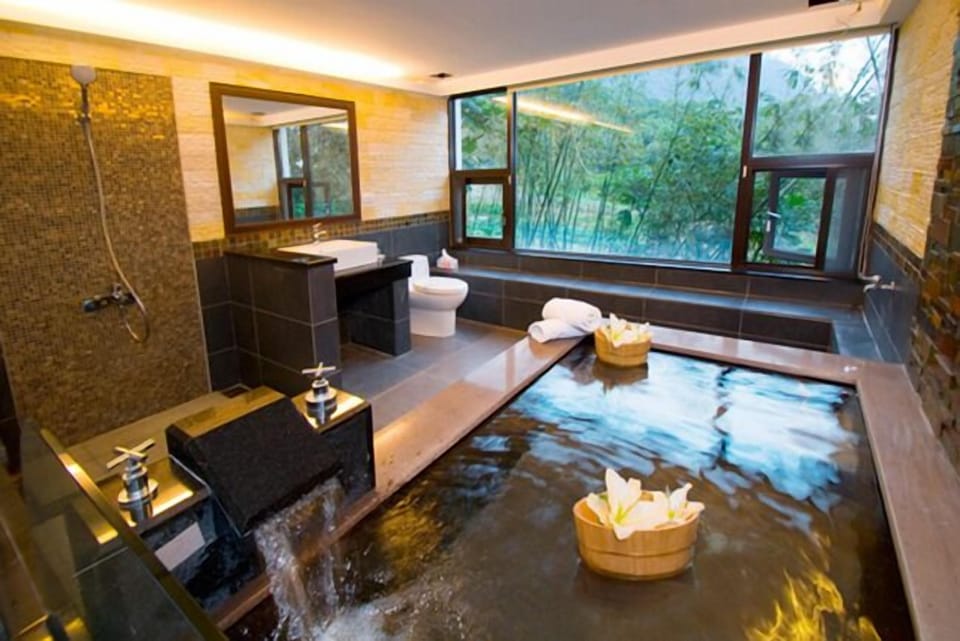 Family Room (Marster 10) | Bathroom | Combined shower/tub, rainfall showerhead, free toiletries, hair dryer