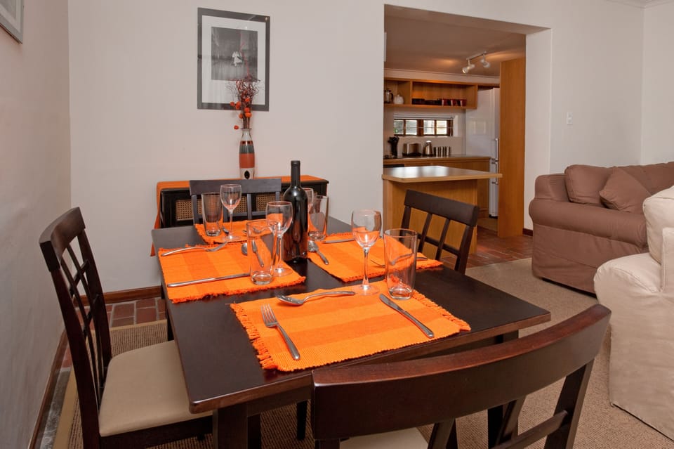 Cottage, 2 Bedrooms (Merlot) | In-room dining