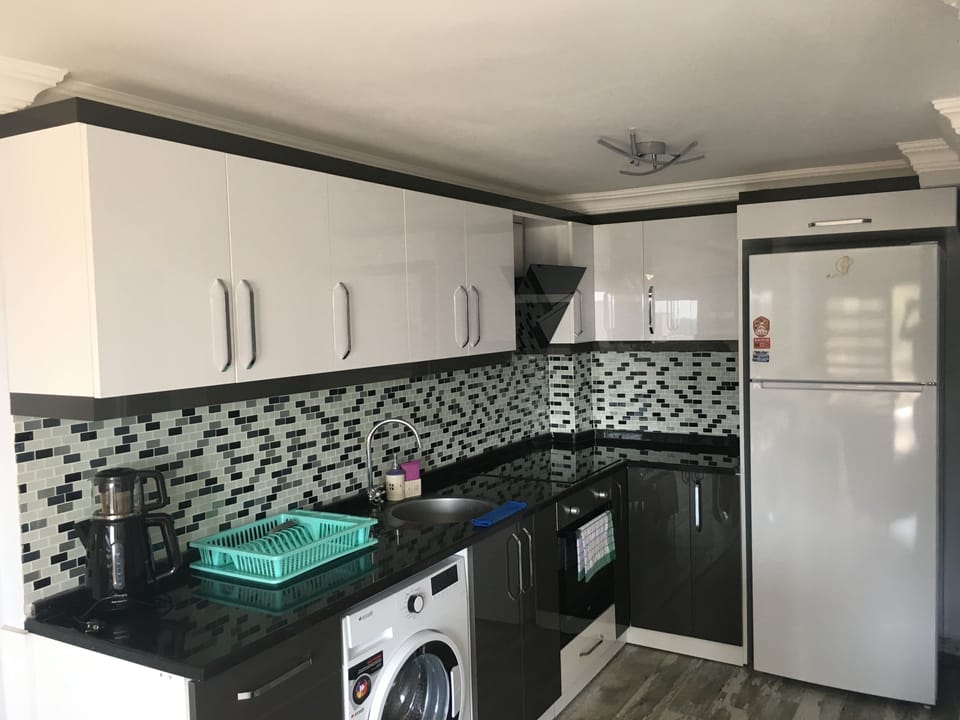 Economy Apartment | Private kitchen | Full-size fridge, oven, stovetop, coffee/tea maker