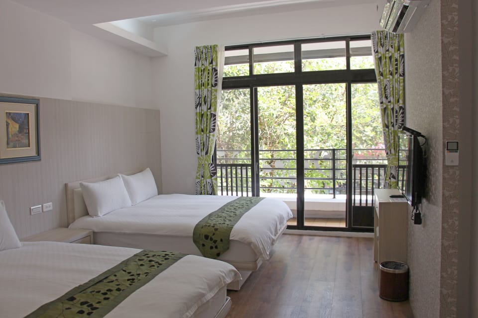 Signature Double or Twin Room | Desk, blackout drapes, soundproofing, free WiFi
