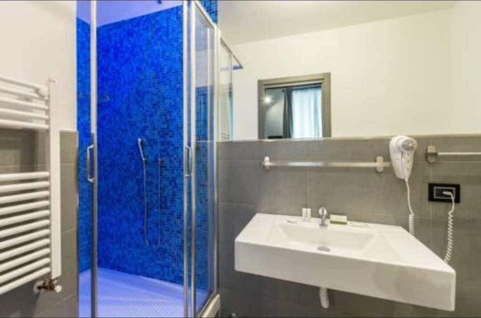 Basic Double Room | Bathroom | Shower, rainfall showerhead, free toiletries, hair dryer
