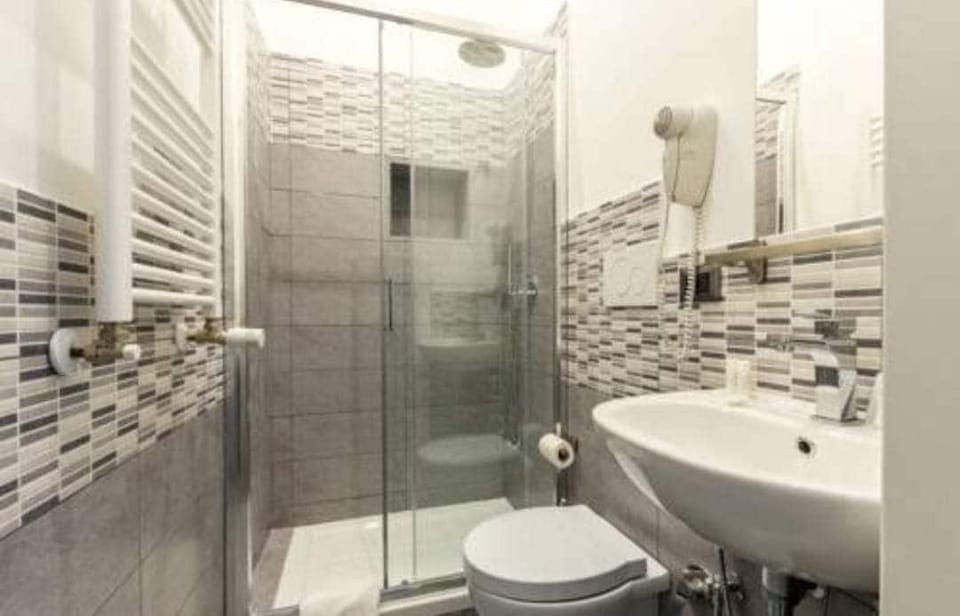 Basic Double Room | Bathroom | Shower, rainfall showerhead, free toiletries, hair dryer