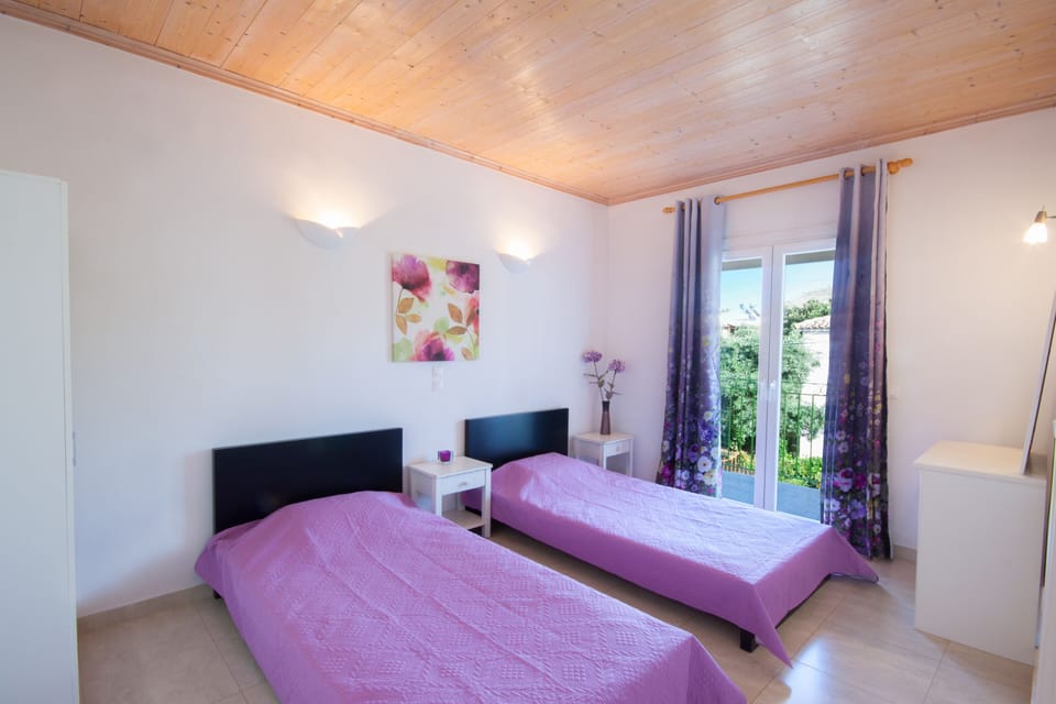 Twin bedroom with balcony access