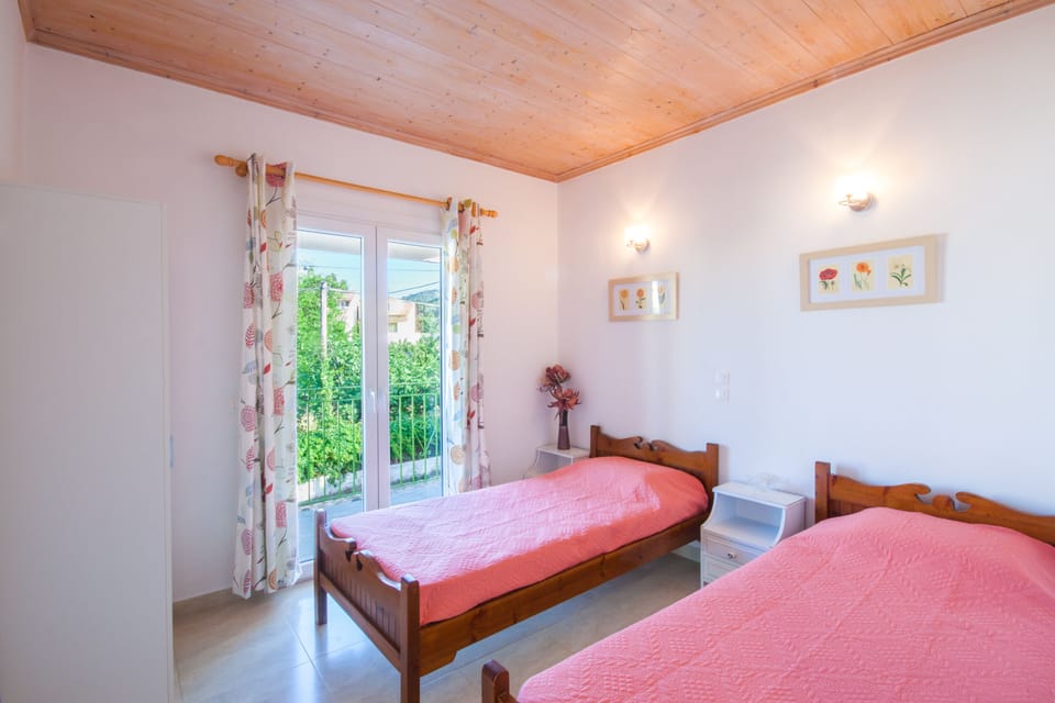 Twin bedroom with doors onto the balcony