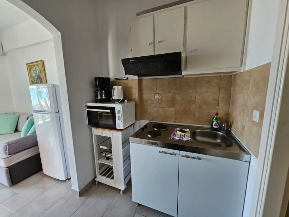 Fridge, stovetop, electric kettle, cookware/dishes/utensils