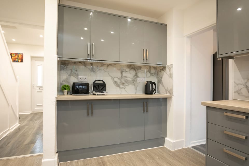 Family Apartment | Private kitchen | Full-size fridge, microwave, oven, stovetop