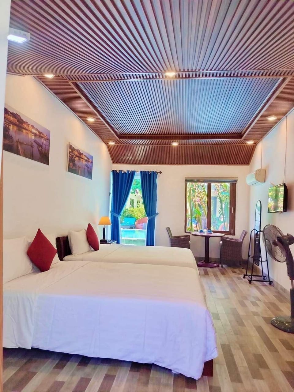 Deluxe Room, Pool View | Minibar, free WiFi