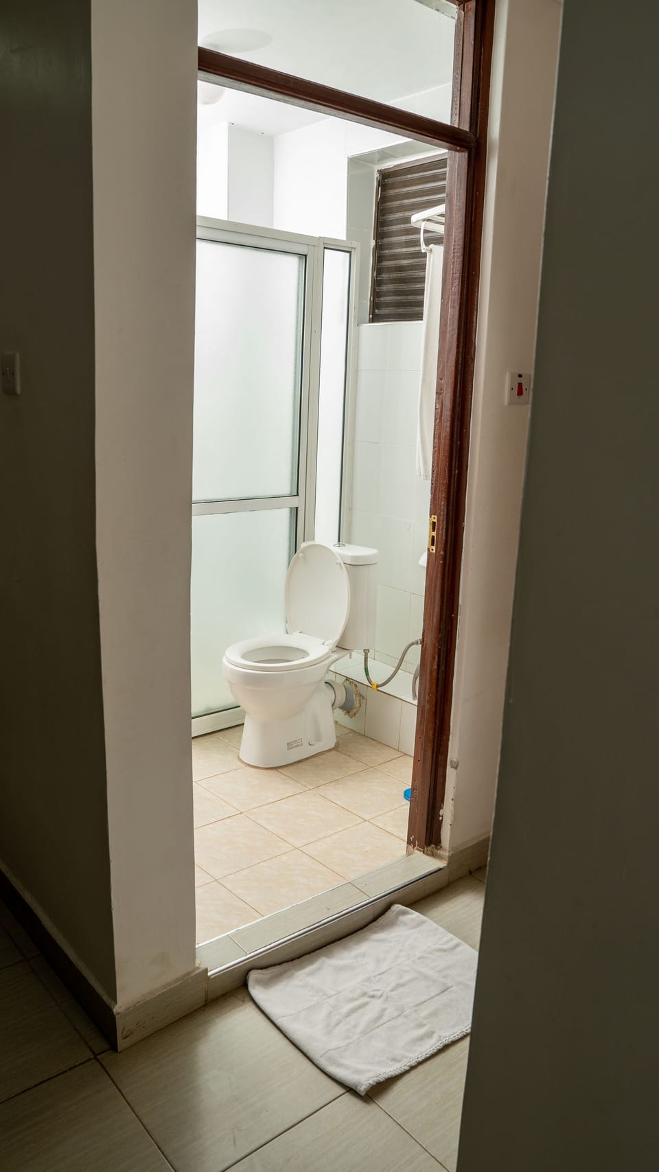 Shower, rainfall showerhead, free toiletries, slippers