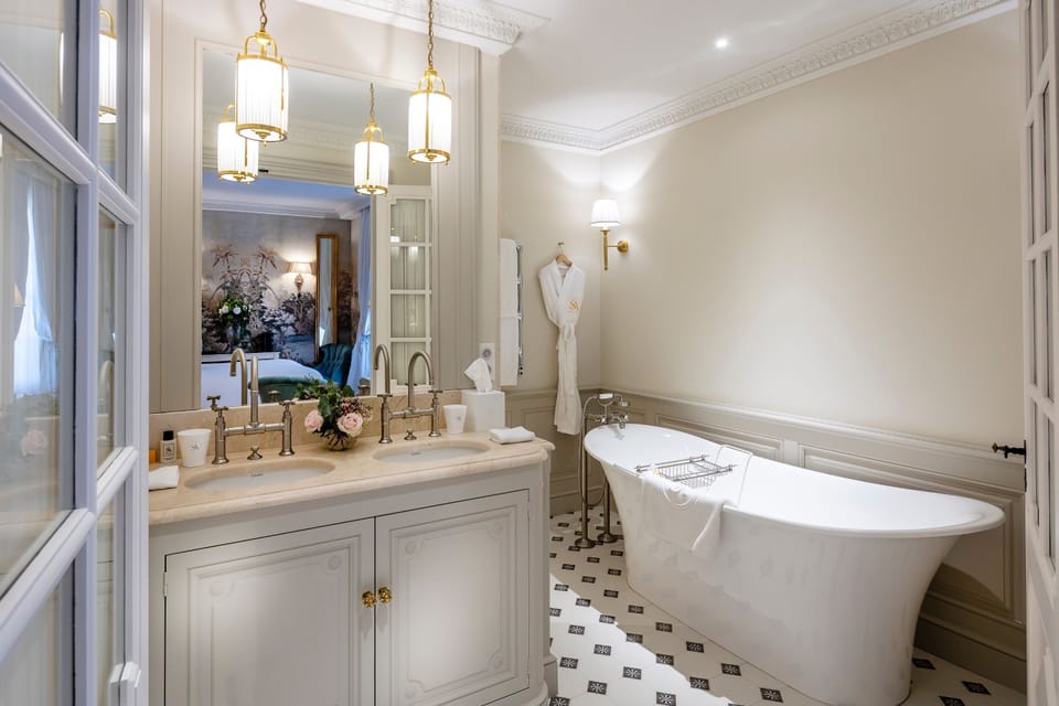 Classic Double or Twin Room | Bathroom | Free toiletries, hair dryer, bathrobes, slippers