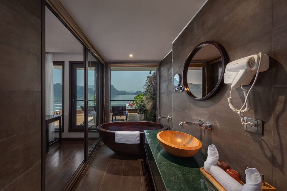 Onyx Suite with private Sundeck | Bathroom | Rainfall showerhead, free toiletries, hair dryer, bathrobes