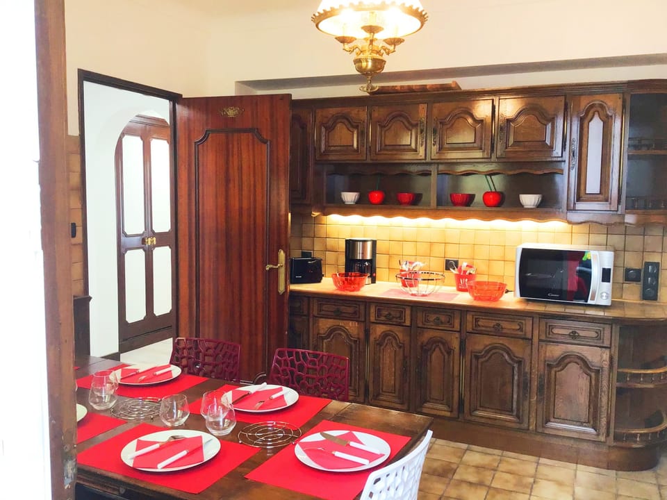 Apartment, Ensuite, Mountain View (Le Soleil Avec terrasse) | Private kitchen | Full-size fridge, microwave, oven, stovetop