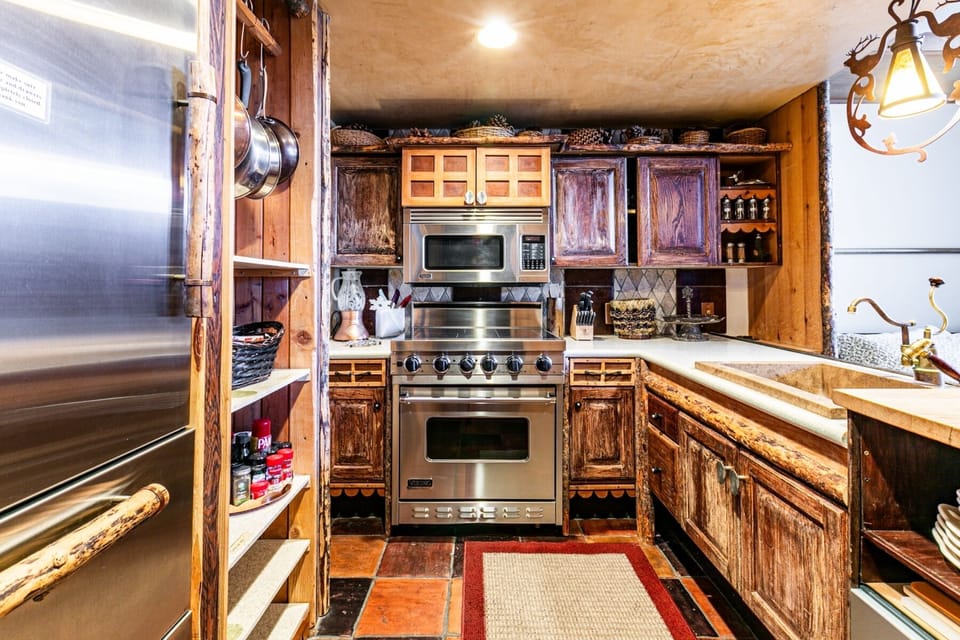 Gourmet kitchen w Viking and Subzero appliances.