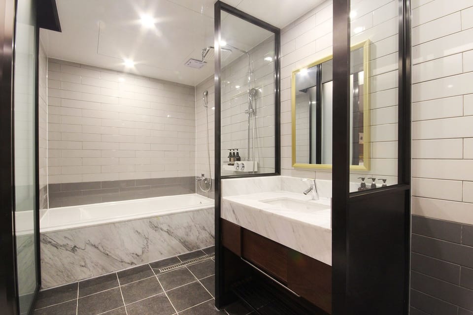 Deluxe Double Room | Bathroom | Combined shower/tub, deep soaking tub, free toiletries, hair dryer