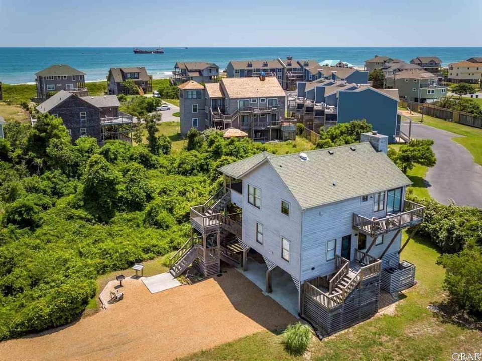 semi-ocean front home, 1 minute walk to the beach 