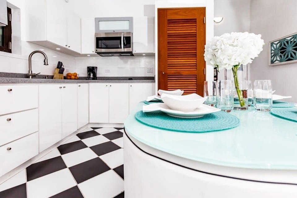 Details on dining table