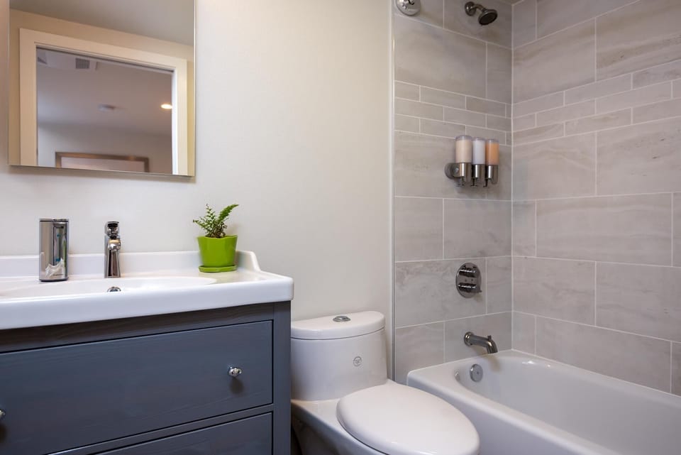 Tile + complimentary shampoo, conditioner & shower gel in mess-free dispensers.