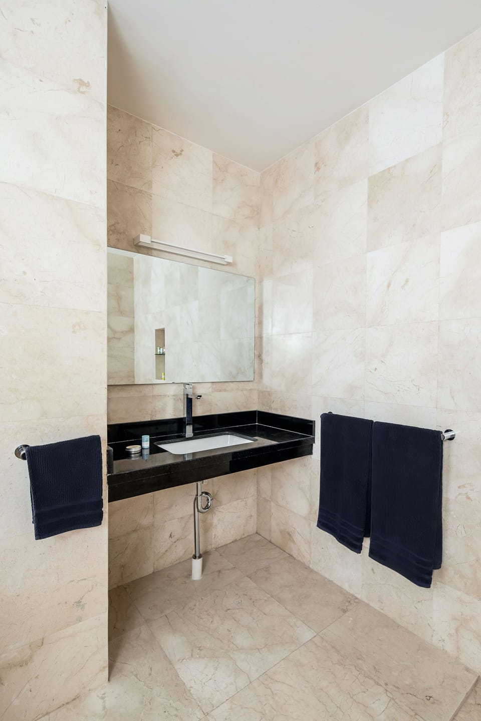 Luxury Studio Suite | Bathroom shower