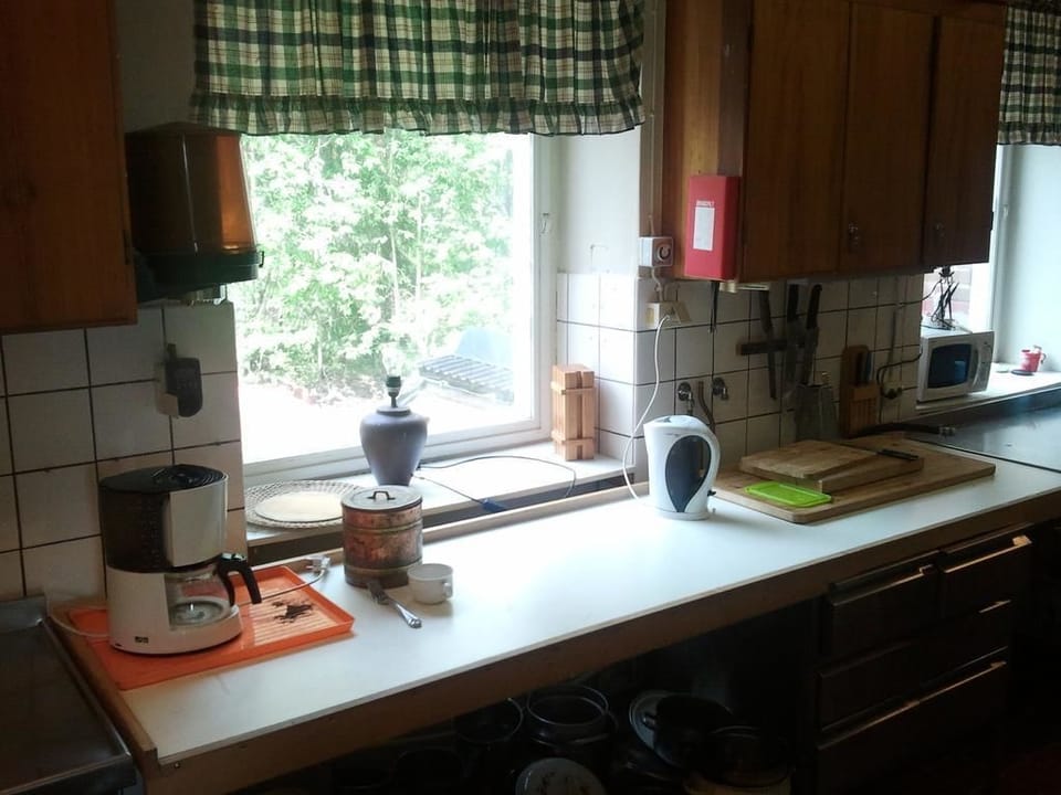 Shared fridge, shared microwave, stovetop, cookware/dishes/utensils