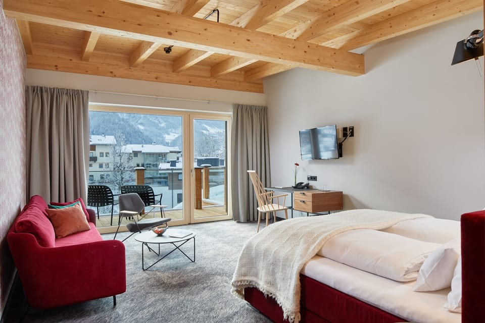 Junior Suite, Balcony | Hypo-allergenic bedding, in-room safe, desk, laptop workspace