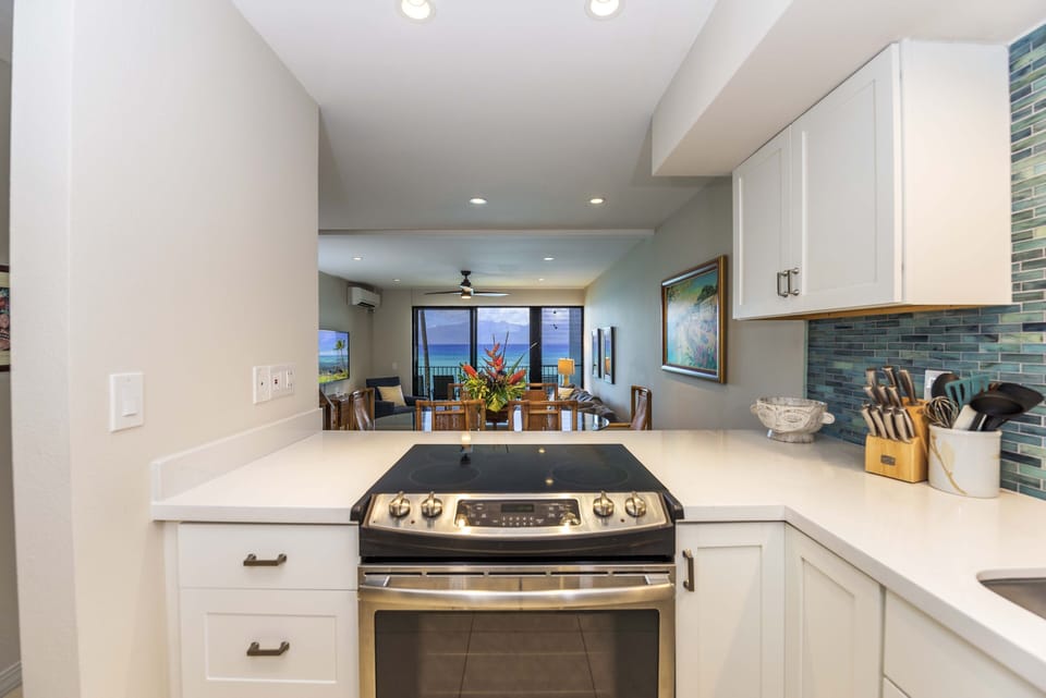 Condo, 3 Bedrooms | Private kitchen | Coffee/tea maker, fridge, microwave, oven