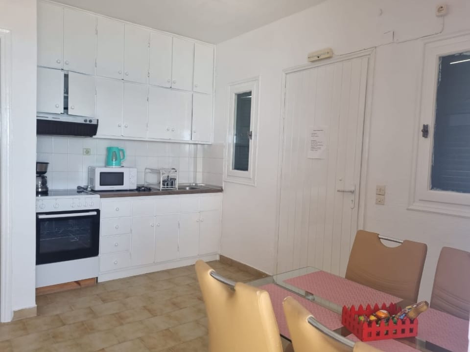 Apartment | Private kitchen | Fridge, stovetop, coffee/tea maker, cookware/dishes/utensils