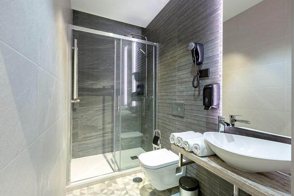 Quadruple Room | Bathroom | Shower, rainfall showerhead, free toiletries, towels