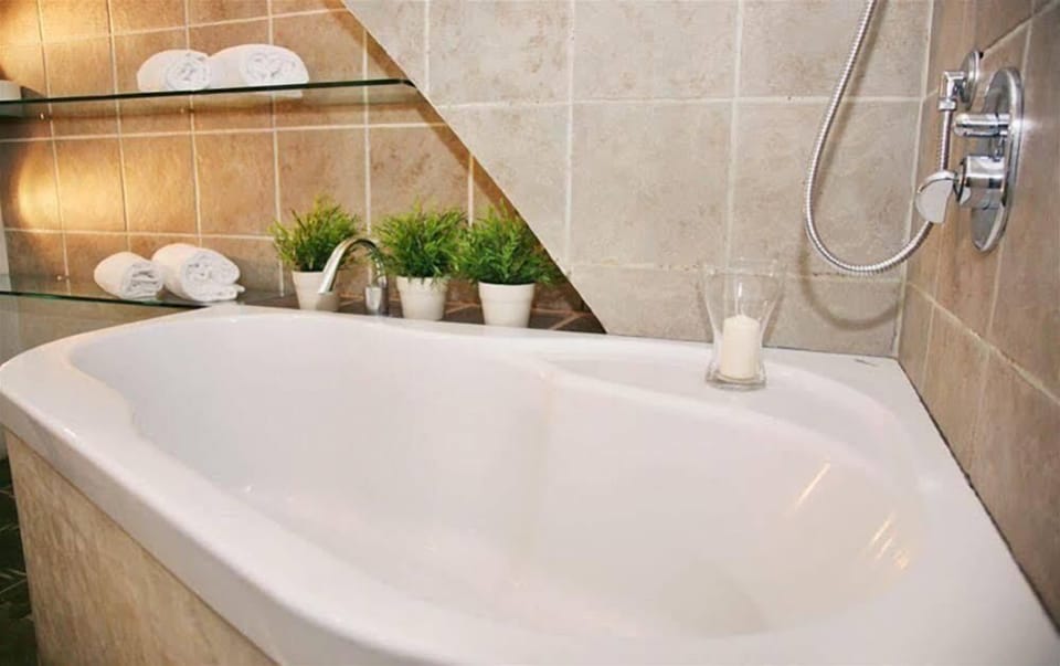 Deep soaking bathtub