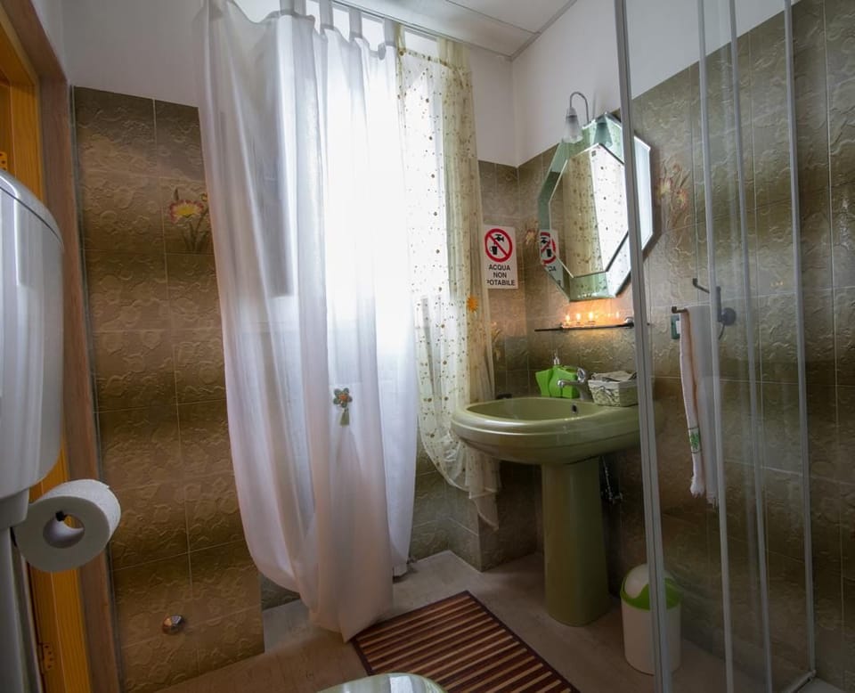 Shower, free toiletries, hair dryer, bidet