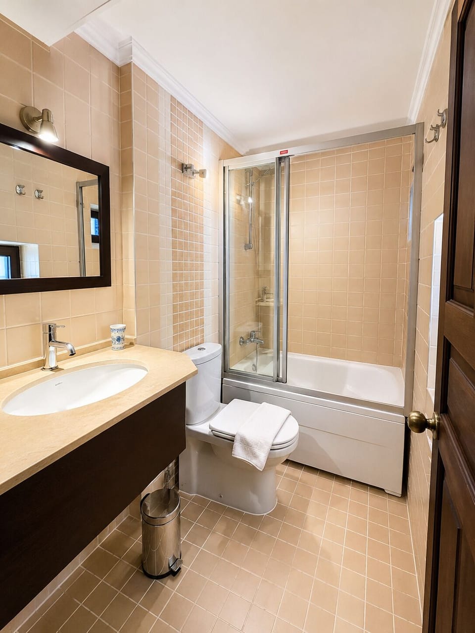 Classic Double Room | Bathroom | Shower, free toiletries, hair dryer, slippers