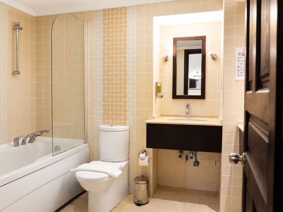 Double Room | Bathroom | Shower, free toiletries, hair dryer, slippers