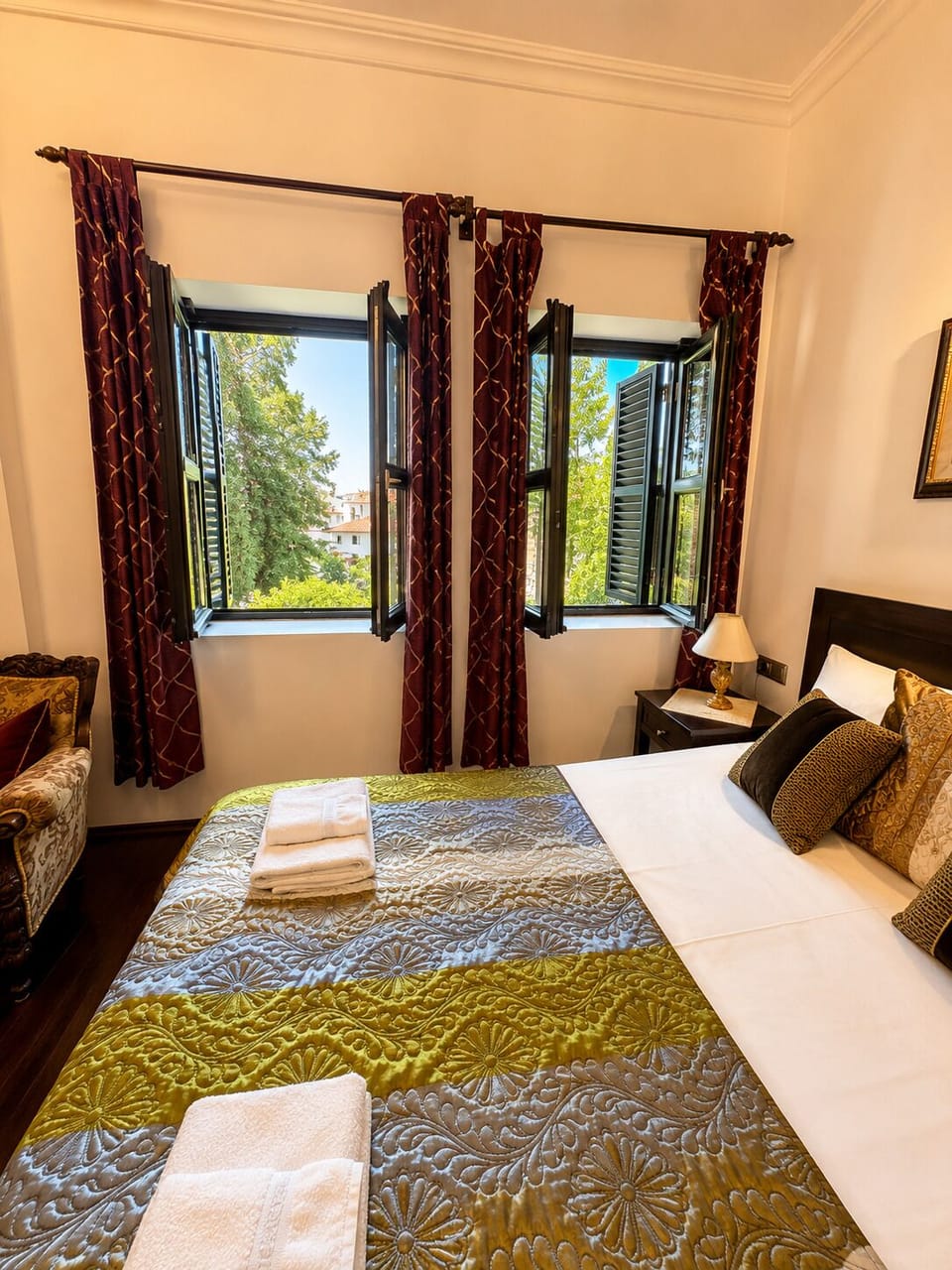 Classic Double Room | Minibar, desk, soundproofing, free WiFi